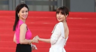 《昨日再現(xiàn)》劇組亮相紅毯 李菲兒白裙及地露美背