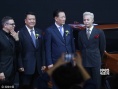 权志龙顶白发亮相车站 登台两分钟闪人粉丝挤爆