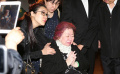 梅葆玖夫人坐輪椅趕赴靈堂 面容憔悴悲痛不已
