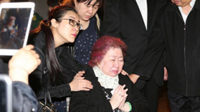 梅葆玖夫人坐轮椅赶赴灵堂 面容憔悴悲痛不已
