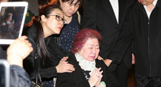 梅葆玖夫人坐輪椅趕赴靈堂 面容憔悴悲痛不已