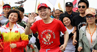 “不老男神”影壇忙不停 六小齡童領(lǐng)跑馬拉松