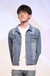 《青?！穼?dǎo)演攜“光頭CP”回母校 白敬亭人氣高