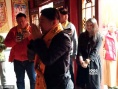 李连杰53岁生日冒雨进五台山朝拜 表情严肃虔诚
