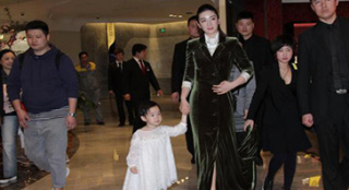 黃奕攜女兒現(xiàn)身母愛滿滿 著天鵝絨裙攻氣十足