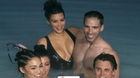 卡戴珊冰岛沐浴与猛男戏水 性感泳衣现傲人身材