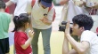 井柏然助力周迅公益項(xiàng)目 探訪幼兒園默契似姐弟