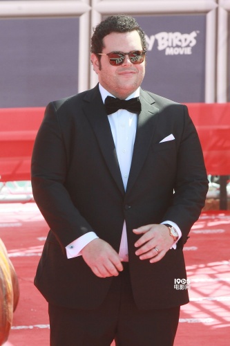 的配音演员:英文版"飞镖黄"乔什·盖德,法文版"胖红"奥马希等一同亮相