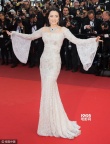 巩俐亮相戛纳红毯 白色蕾丝纱裙优雅不失性感