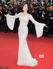 巩俐亮相戛纳红毯 白色蕾丝纱裙优雅不失性感