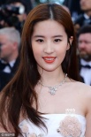 刘亦菲亮相戛纳红毯 白长裙淡雅高贵如仙女下凡