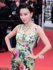 毛俊杰走上紅毯 印花長(zhǎng)裙扮復(fù)古美人顯中式性感