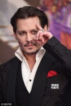 《爱丽丝》伦敦首映 德普频与粉丝合照频频卖萌