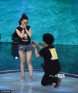 曹贵人录节目丸子头可爱 被赵英俊求婚感动落泪