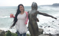芙蓉姐姐乡土气息浓 狂搂海女雕像拍照斗艳