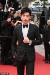 井柏然亮相紅毯 精心裝扮紳士范兒壞笑帥氣逼人