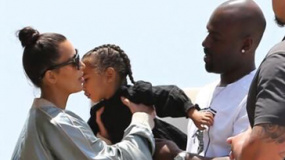 金·卡戴珊抱娃参加派对 衣着暴露豪乳再度抢镜