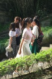 柳岩《路过》片场 与岳云鹏晒“情侣照”如少女