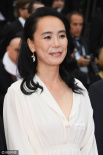日本女導(dǎo)演河瀨直美白衣現(xiàn)身紅毯 盡顯淑女氣質(zhì)