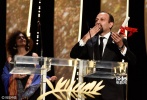 伊朗电影《推销员》获最佳剧本奖 法哈蒂现场献吻