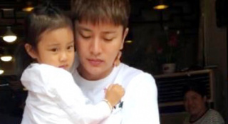 贾乃亮探班李小璐拍戏 丢下小甜馨暗自神伤