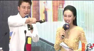 贾乃亮变身拍卖师做慈善 呼吁更多人参与公益