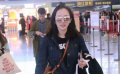 杨幂潮范儿现身机场 扎半丸子头“发际线”成焦点