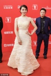 小陶虹清新亮相红毯 为上海国际电影节宣传造势