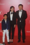 《美好的意外》劇組亮相 歐陽娜娜西服造型帥氣動人