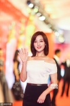 “尹中尉”金智媛亮相红毯 露香肩优雅不失性感