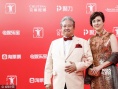 洪金宝携娇妻高丽虹亮相 两人红毯牵手秀恩爱