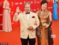 洪金宝携娇妻高丽虹亮相 两人红毯牵手秀恩爱