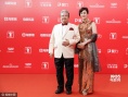 洪金宝携娇妻高丽虹亮相 两人红毯牵手秀恩爱