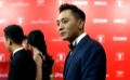 《追凶者也》剧组亮相红毯 刘烨与粉丝握手互动