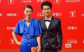 《歸去》劇組亮相紅毯 文藝女王黃璐手挽導(dǎo)演