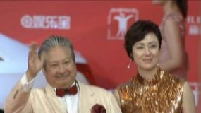 洪金寶亮相上影節(jié)紅毯 牽手妻子高麗虹秀恩愛(ài)