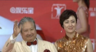 洪金寶亮相上影節(jié)紅毯 牽手妻子高麗虹秀恩愛