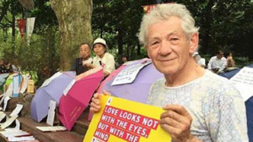 77歲甘道夫上海公園掛牌相親 自曝：倫敦有房