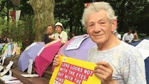 77岁甘道夫上海公园挂牌相亲 自曝：伦敦有房