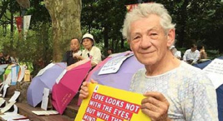 77歲甘道夫上海公園掛牌相親 自曝：倫敦有房