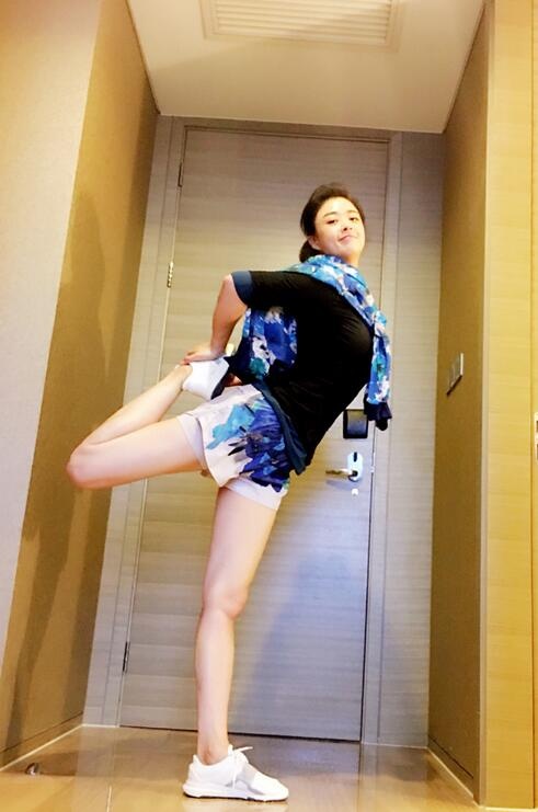 蒋欣靠墙劈一字马 实力展现腿咚_滚