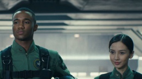 《独立日2》预告 飞机师baby对抗外星人入侵
