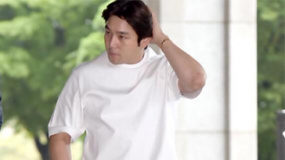 SJ强仁酒驾后接受检方检查 低头走路不说话