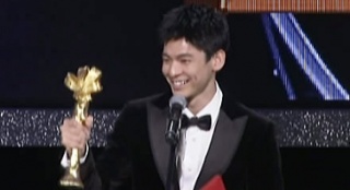 林柏宏斬獲最受關(guān)注新人男演員 帥氣登臺(tái)激動(dòng)語(yǔ)塞
