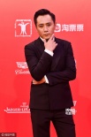 《追兇者也》眾主創(chuàng)亮相 劉燁西裝革履不忘賣萌
