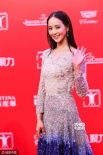 上影节闭幕红毯：女星叉腰秀曲线 男星爱举剪刀手