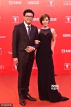 余男一袭黑色长裙亮相闭幕式红毯 举止优雅动人