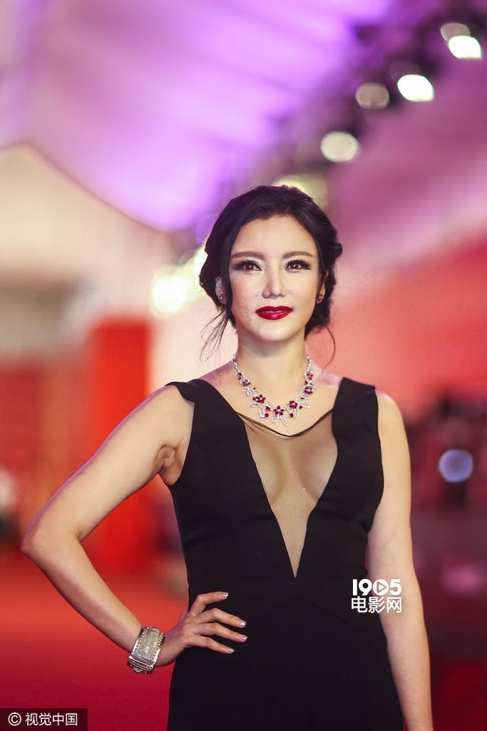 《遇见下一个你》剧组亮相 彭丹真空上阵大露酥胸