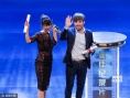《当两个世界碰撞时》获最佳纪录片 两导演领奖