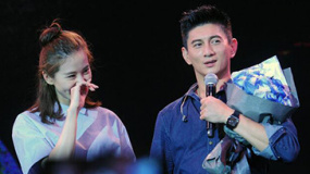 刘诗诗惊喜现身吴奇隆歌友 拥抱亲吻引粉丝尖叫